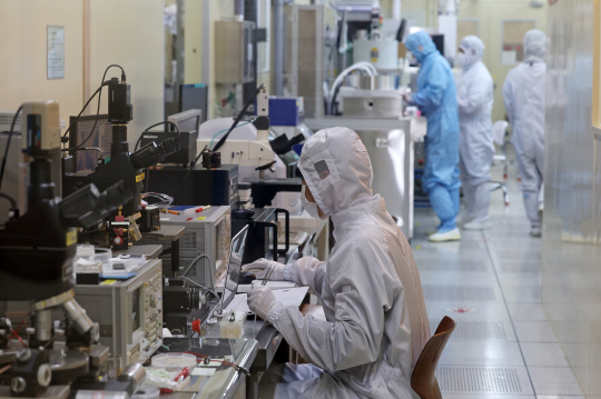 대전 한국전자통신연구원(ETRI) 반도체 실험실 모습. [연합뉴스]